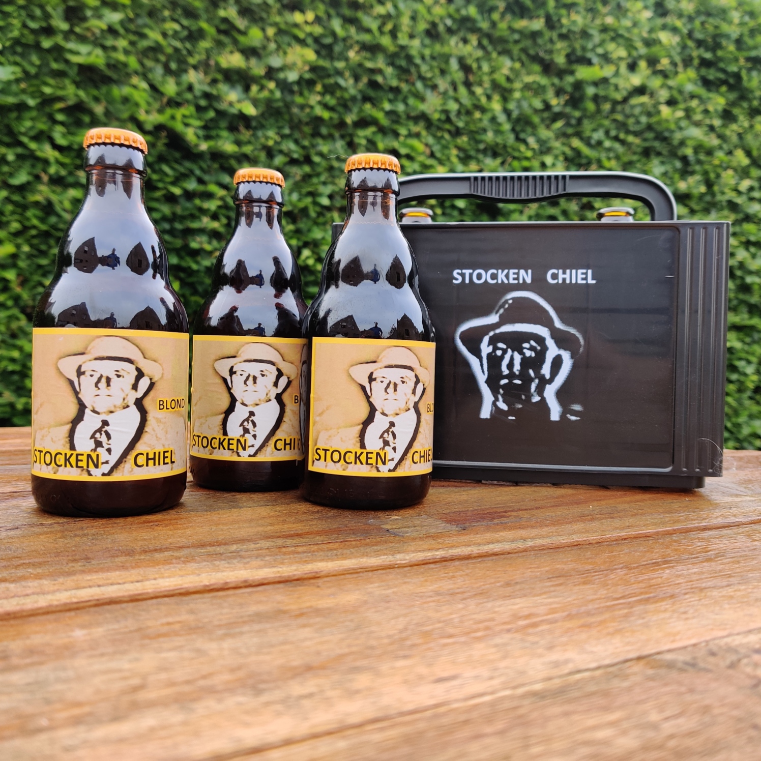 Flesjes Stocken Chiel Blond met bierbak in de tuin