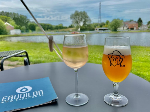 Twee glazen op het terras van Eaudilon, één met Stocken Chiel Blond