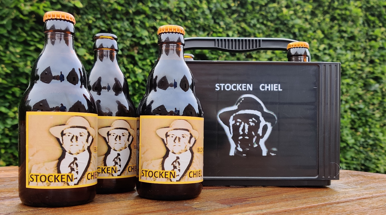 Flesjes Stocken Chiel Blond met bierbak op een houten tafel