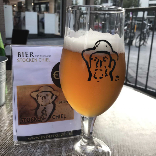 Glas Stocken Chiel Blond op een cafétafel