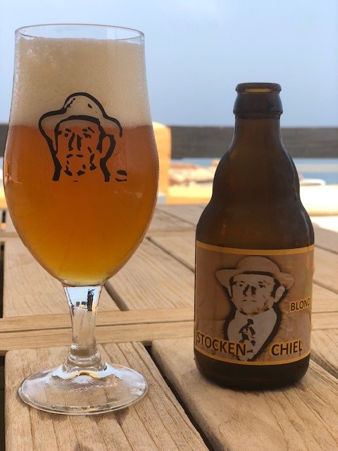 Close-up van een glas en fles Stocken Chiel Blond
